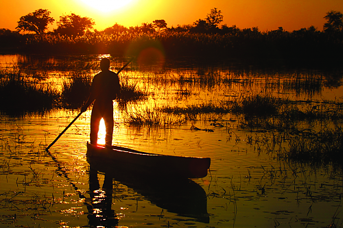 canoa okavango tramonto